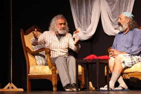 cankayali-tiyatro-oyunculari-sahnede.jpg