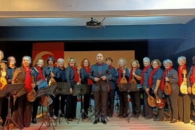 bayraklinin-mandolin-orkestrasi-yaza-merhaba-diyecek.jpg