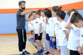 konya-buyuksehir-belediyespor-altyapi-secmelerinde-yarinlarin-basketbolcularini-aradi.jpg
