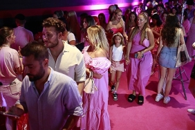 barbie-pembe-dunyasinin-kapilarini-gorkemli-bir-gala-ile-acti.jpg