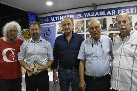 altinkum-yazarlar-festivali-usta-kalemleri-agirlamaya-devam-ediyor.jpg