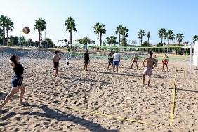 antalya-buyuksehirden-konyaalti-plajina-ucretsiz-plaj-voleybol-sahalari.jpg
