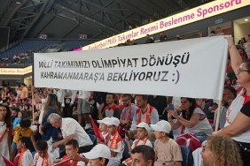 kahramanmarasli-cocuklar-turkiye-ukrayna-milli-basketbol-macinda-millileri-desteklemek-icin-istanbuldaydi.jpg
