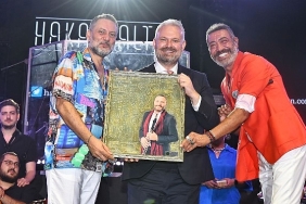 menemende-hakan-altun-ve-husnu-senlendiriciden-zafer-konseri.jpg