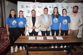 baskan-serkan-acar-aliaganin-profesyonel-kadin-voleybolculariyla-bir-araya-geldi.jpg