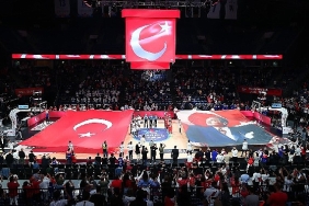 anadolu-efes-cumhuriyetimizin-100-yilini-taraftarlariyla-kutladi.jpg