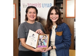 meric-aral-genclerle-tomris-uyar-oykuleri-okudu.jpg