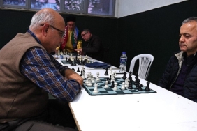 dedeler-ve-torunlar-satrancta-yaristi.jpg