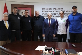 burhaniye-belediyesi-2-voleybol-turnuvasi-katilimcilarindan-baskan-devecilere-ziyaret.jpg