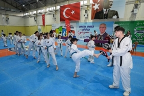 gaziemirin-taekwondocularindan-kusak-mucadelesi.jpg