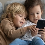 cocuklarda-ekran-bagimliligi-sasilik-nedeni.jpg