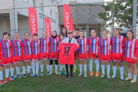dardanel-kadin-futbol-takimina-sahika-ercumen-destegi-yesil-sahalarda-kadin-dayanismasi.jpg