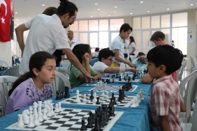 aydin-buyuksehir-belediyesi-kultur-merkezlerinin-duzenledigi-geleneksel-satranc-turnuvasi-bu-yil-da-heyecan-dolu-anlara-sahne-oldu.jpg