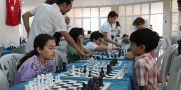 aydin-buyuksehir-belediyesi-kultur-merkezlerinin-duzenledigi-geleneksel-satranc-turnuvasi-bu-yil-da-heyecan-dolu-anlara-sahne-oldu.jpg