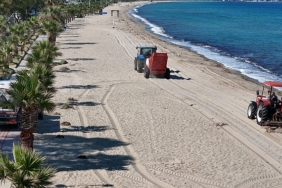 aydin-buyuksehir-belediyesi-kusadasi-ilcesinde-sorumluluk-alanlarinda-bulunan-sahilleri-yaz-sezonuna-hazirlamak-icin-calismalarini-surduruyor.jpg