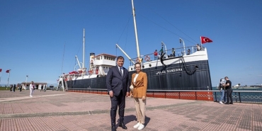 baskan-tugay-samsunda-bandirma-vapurunu-ziyaret-etti.jpg