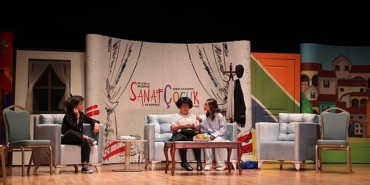 selcuklu-belediyesi-sanat-akademisinde-tiyatro-egitimi-alan-ogrencilerin-sahneye-aktardiklari-paldir-guldur-sov-isimli-tiyatro-gosterisi-bir-kez-daha-izleyicilerden-buyuk-begeni-aldi.jpg