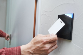 Kartlı Geçiş Sistemleri ile Güvenli ve Verimli Erişim Takibi